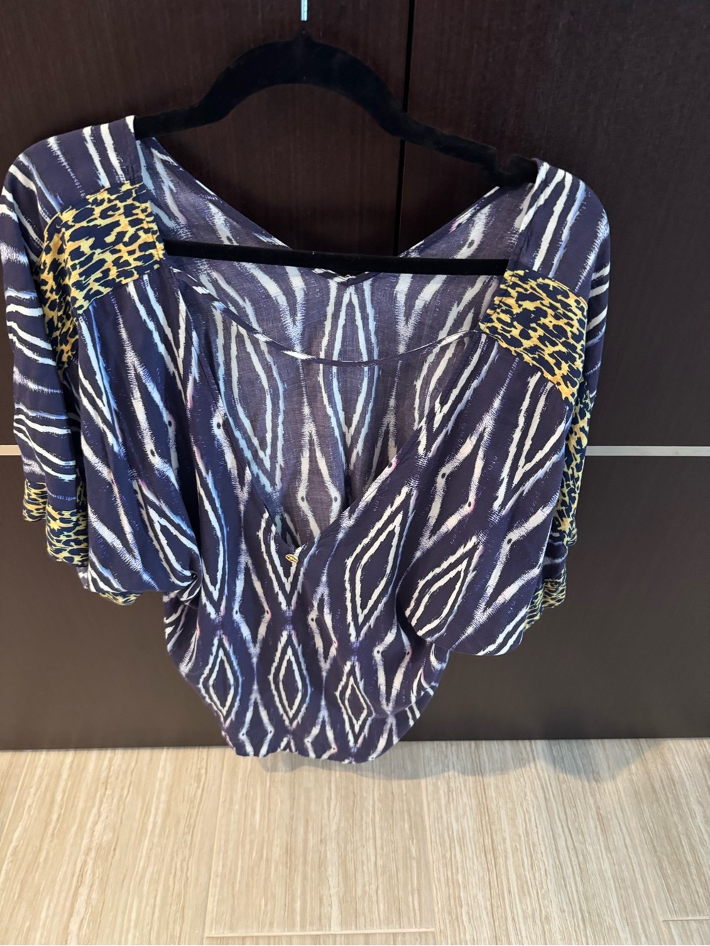 Vix Coverup Chetah Print, Diamond pattern with V-Neck, light fabric,striking,M.